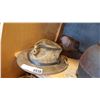 Image 1 : 2 LEATHER HATS