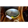 Image 2 : 2 PYREX MIXING BOWLS AND FRIAR MUGS