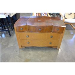 VINTAGE 5 DRAWER DRESSER