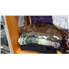 Image 3 : LOT OF BED THROW PILLOWS AND BLANKETS, AND GIRAFFES