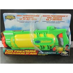 Water Warriors water Blaster / up to 42 ft / holds 48oz of water
