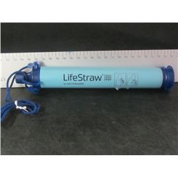New Sealed LIFE STRAW / makes water safe to drink
