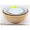 Image 1 : SET OF 3 PYREX KITCHEN BOWLS