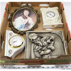 FLAT OF 2 CLOCKS AND 2 WALL DECORATIONS