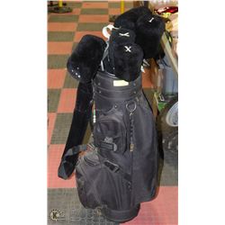 SET OF GOLF CLUBS AND BAG
