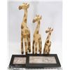 Image 1 : BOX WITH 3 WOOD GIRAFFES DECOR AND ELEPHANT