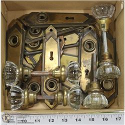 LOT OF ANTIQUE GLASS DOOR KNOBS & METAL HARDWARE