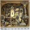 Image 1 : LOT OF ANTIQUE GLASS DOOR KNOBS & METAL HARDWARE