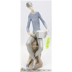 1970'S RARE NAO BY LLADRO MAN PLAYING ACCORDIAN