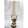 Image 1 : VINTAGE ESTATE PORCELAiN LAMP