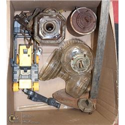 LOT WITH OIL LAMPS, ANTIQUE ANIMAL TRAP, AND