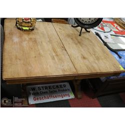 1930S ANTIQUE SOLID WOOD  TABLE WITH 3 LEAFS