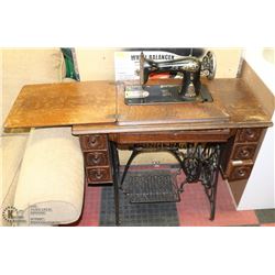 ANTIQUE SINGER SEWING MACHINE IN CABINET