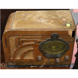 VINTAGE MAGESTIC TABLETOP RADIO
