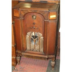 ANTIQUE PHILCO UPRIGHT RADIO NOT TESTED