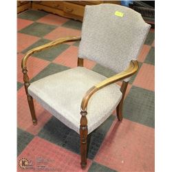 VINTAGE ARM CHAIR.
