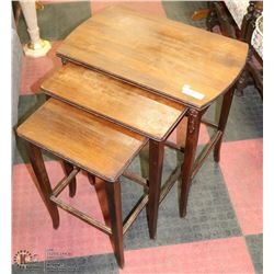 SET OF NESTING TABLES.
