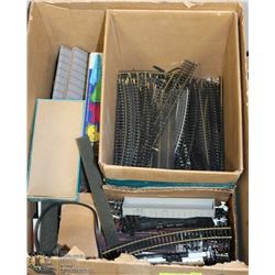 BOX OF ASSORTED VINTAGE TRACK & TRAIN PIECES.