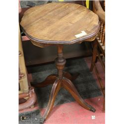 ENGLISH WALNUT TEA TABLE WITH TURNED SPINDLE AND