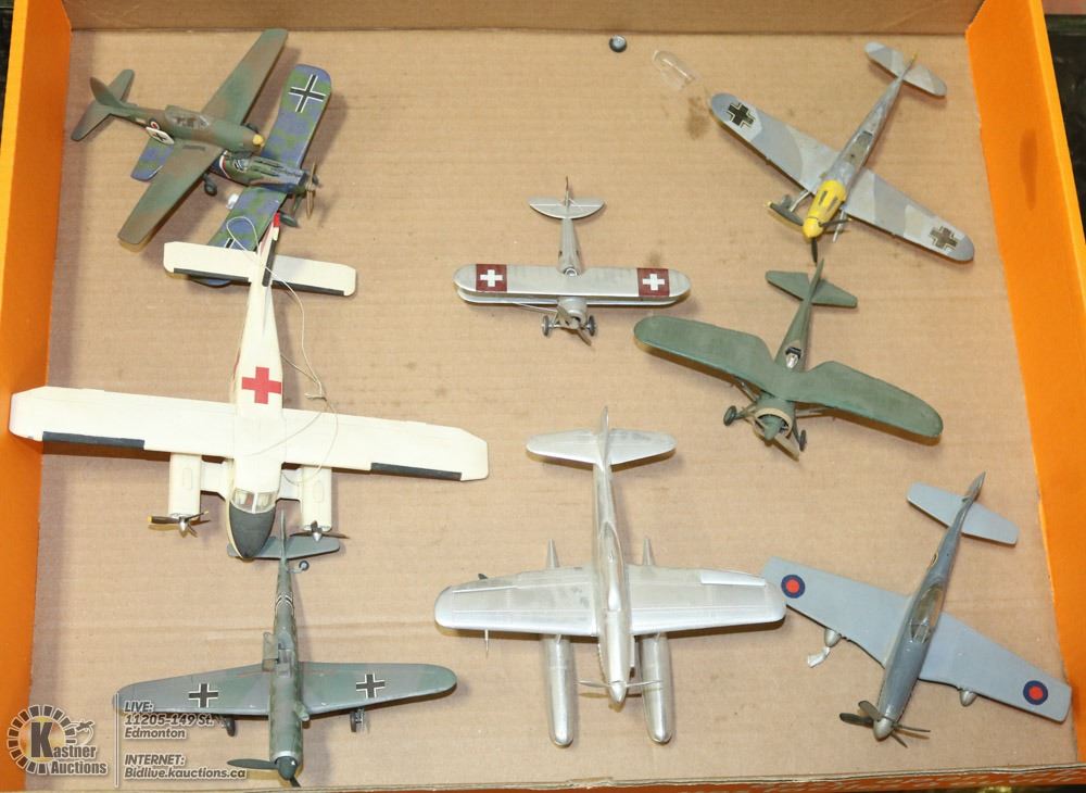 FLAT OF COLLECTIBLE AIRPLANE MODELS