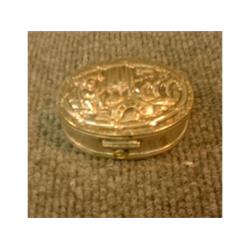 Une tabatière en métal argenté du 19e Siècle à décor repoussé de scène de chasse....