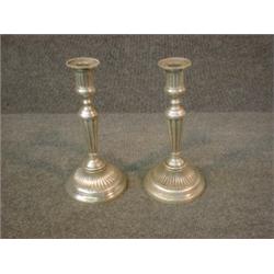 Une paire de bougeoirs de style Louis XVI en bronze argenté....