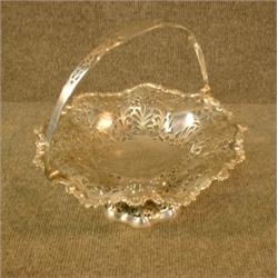 Un panier en argent repercé poinçons de Birmingham, 1904, Elkington & Co. maître-orfèvre....
