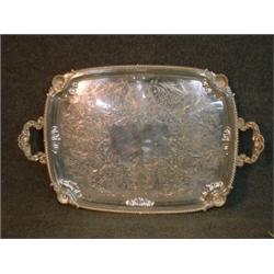 Un plateau rectangulaire godronné en métal argenté gravé....