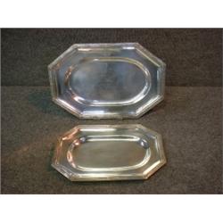 Deux plats, octogonaux Art Deco de Christofle en métal argenté....