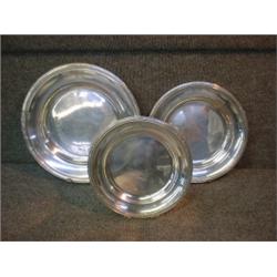 Trois plats gradués circulaires Art Deco en métal argenté de Christofle....