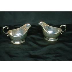 Une paire de saucières en argent, poinçons de Birmingham, 1939, Ollivant & Botsford maître-orfèvr...