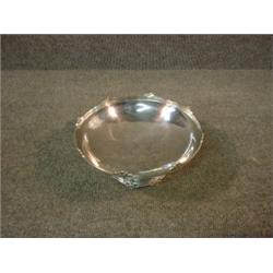 Un compotier en argent, poinçons de Sheffield, 1939, Walker & Hall maître-orfèvres....