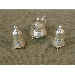 Une paire de salières et un moutardier assorti victoriens en argent, poinçons de Birmingham, 1889...