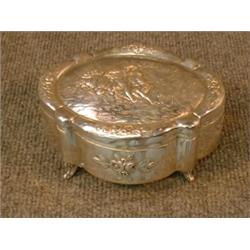 Une boîte ovale chantournée à décor repoussé de pastorales.  A sterling silver shaped oval box em...