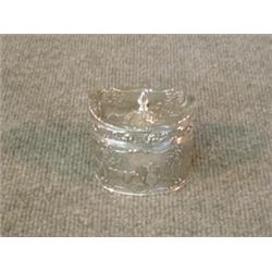 Une boîte à thé hollandaise ovale en argent 835/1000 à décor repoussé de scènes villageoises....