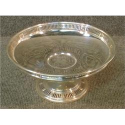 Un compotier sur pied en argent de Birks.  A Birks sterling silver footed comport....
