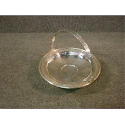 Un panier américain en argent à décor gravé de rinceaux fleuris.  An American sterling silver bas...