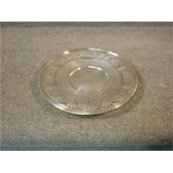 Une assiette en argent de Birks, le rebord ajouré orné d'urnes fleuries.  A Birks sterling silver...