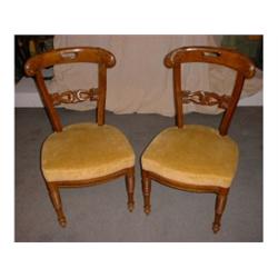Une paire de chaises d'époque Restauration en bois fruitier, vers 1825, les dossiers sculptés de...