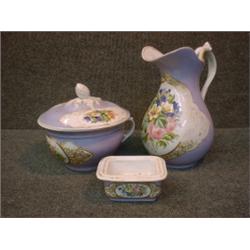 Un pot de chambre, un broc et un porte-savon d'époque Louis-Philippe, vers 1840, en porcelaine de...