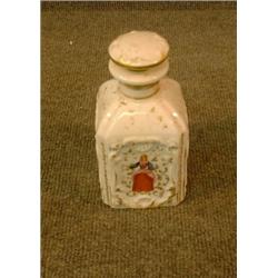 Un flacon en porcelaine de Paris du 19e Siècle à décor de personnages dans des rinceaux dorés....