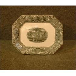 Un petit plat en poterie de Staffordshire du milieu du 19e Siècle à décor en grisaille de paysage...
