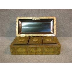 Une boîte à jeux orientale du 19e Siècle en papier mâché à décor doré sur fond noir, renfermant d...