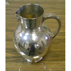 Un broc victorien armorié en argent, le bec verseur orné d'un masque barbu, poinçons de Londres,...