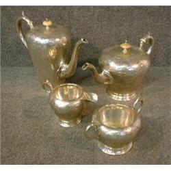 Un service à thé de 4 pièces en argent gravé de Mappin & Webb, poinçons de Sheffield, 1929....