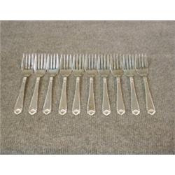 Un ensemble de 10 fourchettes à gâteaux en argent de Birks, modèle George II....