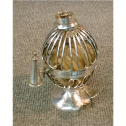 Une lampe à mèche anglaise en argent en forme de sphère ajourée, poinçons de Chester, 1904....