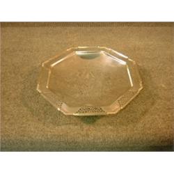 Un compotier octogonal en argent, le marli repercé, poinçons de Sheffield, 1946....