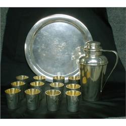 Un service à cocktails en argent de Gorham gravé d'un coq, comprenant un plateau circulaire,...