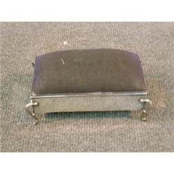 Une boîte à ouvrage en argent, poinçons de Birmingham, 1906....